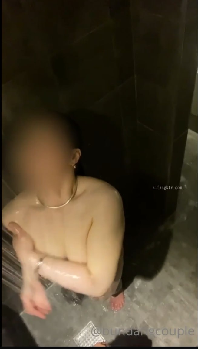 舞蹈系学生颜值不错苗条纹身萌妹，跳蛋自慰逼逼抽烟被炮友后入抽插，骑乘性感大屁股非常诱人